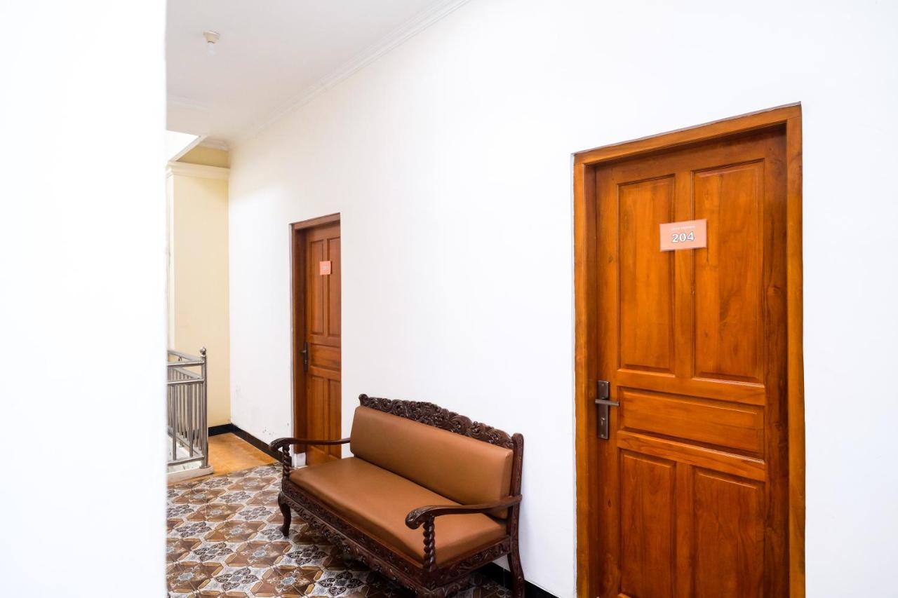 Reddoorz Syariah @ Griya Thamrin Manahan Solo Exterior photo